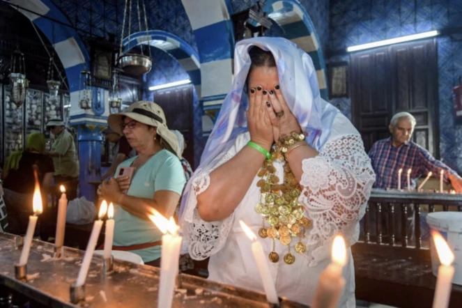  Des pèlerins juifs prient à la synagogue de la Ghriba, sur l'île de Djerba, le 18 mai 2022. AFP - FETHI BELAID 