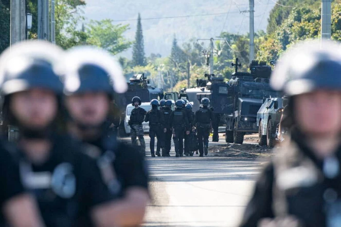 Des gendarmes bloquent une route à Mont Dore, commune de la banlieue sud de Nouméa, le 19 septembre 2024 en Nouvelle-Calédonie ( AFP / Delphine MAYEUR )