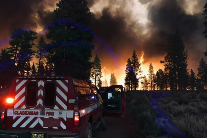 Des pompiers combattent le Bootleg Fire, dans l'Oregon