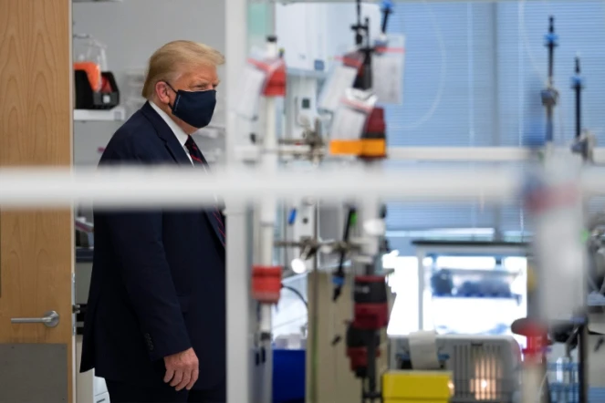 Le président américain Donald Trump porte un masque de protection lors de la visite d'un laboratoire travaillant sur un vaccin, le 27 juillet 2020 à Morrisville, en Caroline du Nord