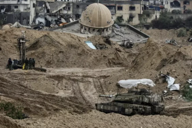 L'armée israélienne dans les ruines de Khan Younès, dans le sud de la bande de Gaza. Photo prise le 27 janvier lors d'une visite organisée par l'armée ( AFP / Nicolas GARCIA )