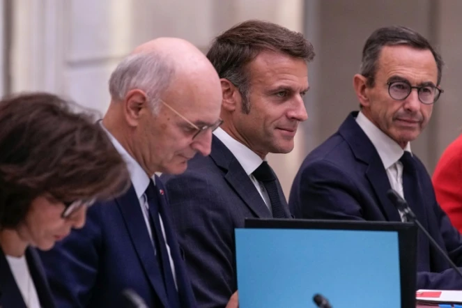 Le président de la République Emmanuel Macron (centre) et le ministre de l'Intérieur Bruno Retailleau lors du conseil des ministres à l'Elysée, à Paris, le 23 septembre 2024