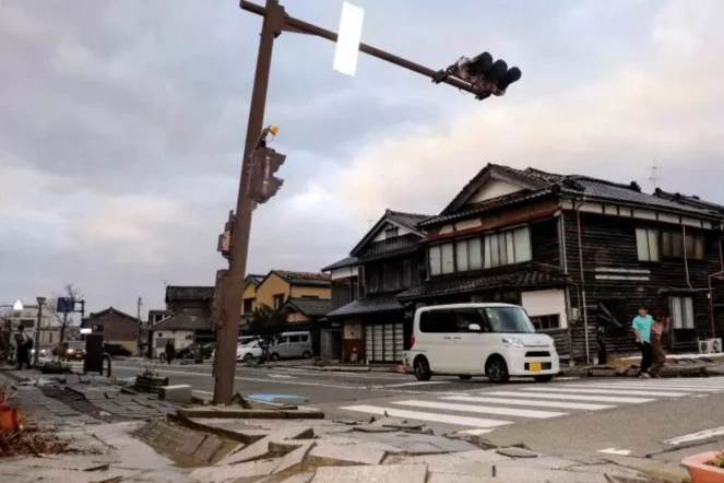 Une rue gravement endommagée dans la ville de Wajima, dans la préfecture d'Ishikawa, le 1er janvier 2024, après un séisme