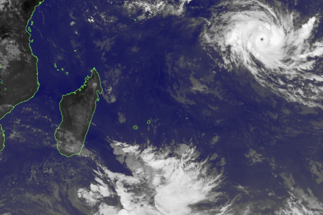 Fabien devient cyclone tropical intense