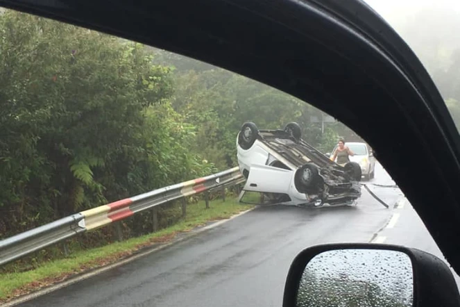 Voiture sur le toit à bras des calumets