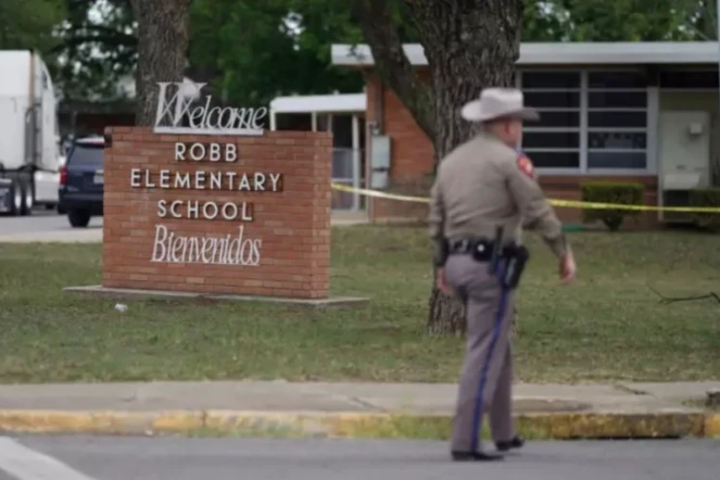 Un policier à l'extérieur de l'école primaire Robb, à Uvalde au Texas, après la fusillade, le 24 mai 2022 ( AFP / allison dinner )