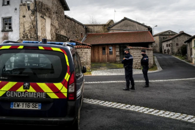 Trois gendarmes ont été tués et un quatrième blessé par un forcené dans la nuit de mardi à mercredi dans un hameau isolé près de Saint-Just, dans le Puy-de Dôme, alors qu'ils intervenaient pour des violences intra-familiales