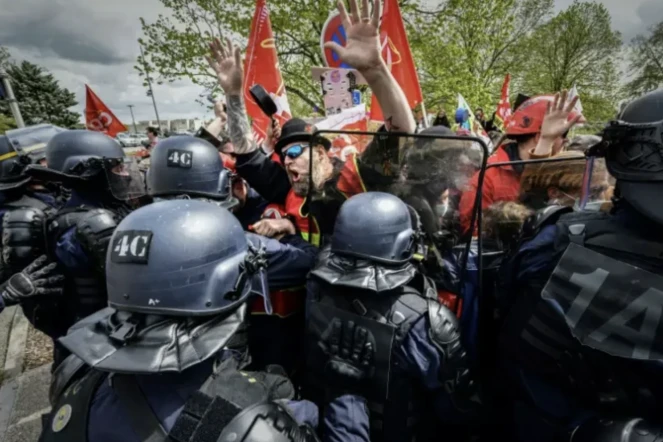 Des manifestants repoussés par des forces de l'ordre lors de la visite du ministre français de la santé François Braun à Poitiers le 24 avril 2023 ( AFP / pascal lachenaud )