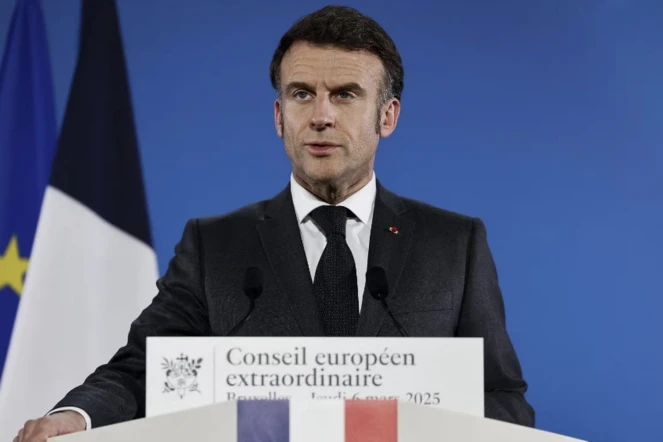 Le président de la République, Emmanuel Macron, lors d'une conférence de presse à l'issue d'un Conseil européen extraordinaire, le 6 mars 2025 à Bruxelles (Belgique). (LUDOVIC MARIN / AFP)