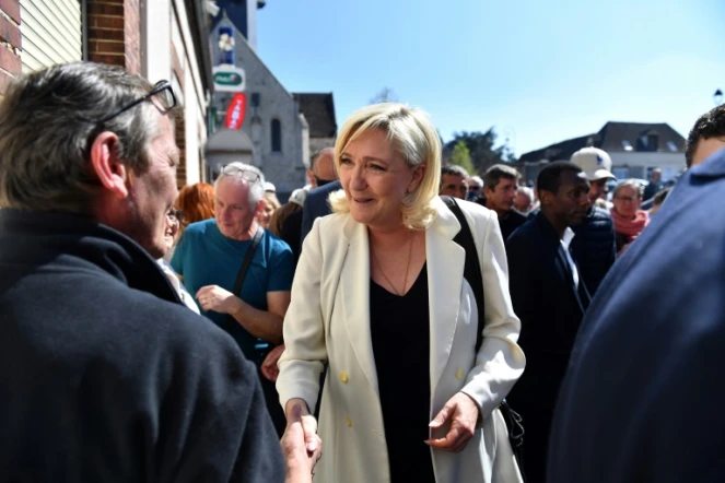 Marine Le Pen, candidate RN à l'élection présidentielle, en visite dans la petite bourgade de Saint Rémy-sur-Avre, en Eure-et-Loir, le 16 avril 2022 