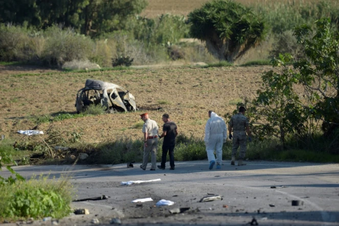 Des policiers et experts de la police scientifique sur les lieux d'une explosion qui a détruit la voiture de la blogueuse Daphne Caruana Galizia, le 16 octobre 2017 à Bidnija, à Malte