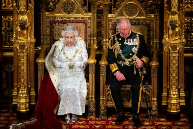 Sur cette photo prise le 14 octobre 2019, Elizabeth II est assise aux côtés du prince Charles pour le discours du trône au Parlement britannique