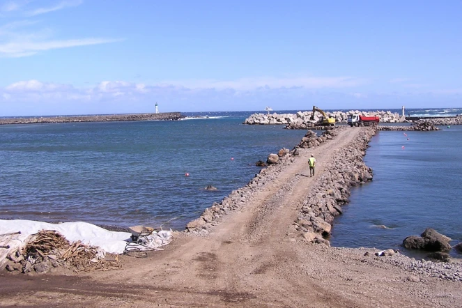 Saint-Pierre : début des travaux de drapage du port