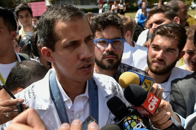 Le chef de file de l'opposition et président autoproclamé du Venezuela, Juan Guaido, répond à des journalistes lors d'une manifestation contre le gouvernement de Nicolas Maduro, à Caracas, le 30 janvier 2019