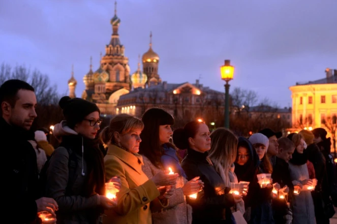 Des personnes se recueillent à la mémoire des victimes de l'attentat dans le métro,  le 5 avril 2017 à Saint-Pétersbourg