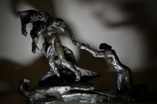 Une version de "L'Âge mûr", célèbre sculpture de Camille Claudel, retrouvée par hasard dans un appartement parisien inhabité, est proposée aux enchères à Orléans le 16 février 2025 ( AFP / Lou Benoist )