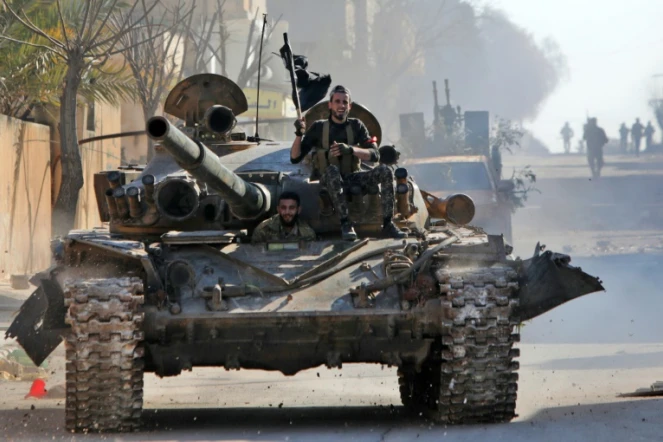 Des combattants rebelles syriens soutenus par la Turquie à Saraqib, dans la province d'Idleb, le 27 février 2020