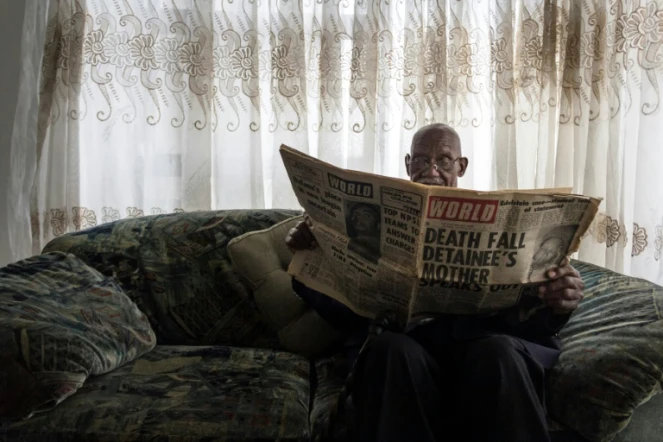 Phillip Mabelane, 95 ans, lit une édition d'un journal de 1977 à Diepkloof en Afrique du Sud le 29 septembre 2017