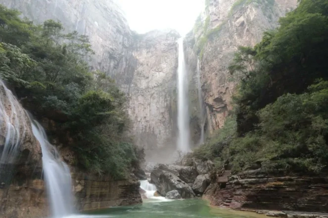 En Chine, un randonneur filme l’eau d’une célèbre cascade naturelle provenant... d’un tuyau