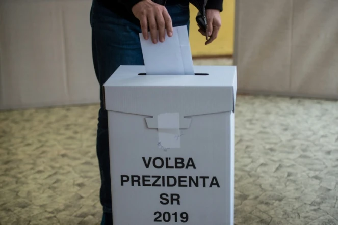 Une personne dépose son bulletin de vote lors de l'élection présidentielle, le 16 mars 2019 à Bratislava, en Slovaquie