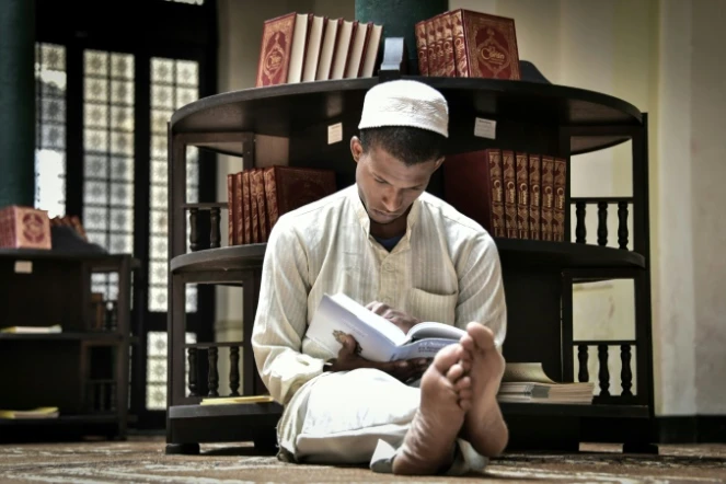 Un musulman cubain en train de lire le Coran, dans une mosquée de La Havane, le 1er juillet 2016