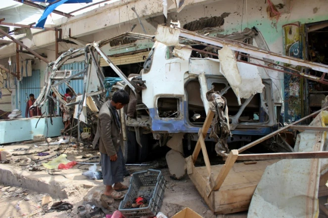 Un bus détruit par une frappe attribuée à la coalition militaire dirigée par les Saoudiens, le 10 août 2018 à Dahyan, au Yémen