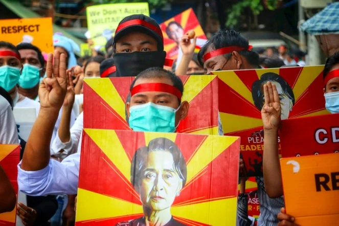 Photo prise et diffusée le 4 avril 2021 par une source anonyme via Facebook de manifestants tenant le portrait d'Aung San Suu Kiy lors d'un rassemblement à Rangoun contre le coup d'Etat militaire en Birmanie
