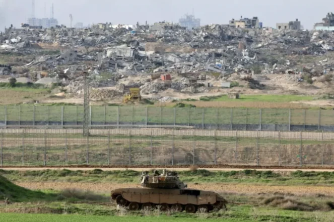L'armée israélienne a intensifié ses frappes meurtrières contre le sud de la bande de Gaza au quatrième mois de sa guerre contre le Hamas, avant l'entrée mercredi soir dans le territoire de médicaments destinés aux otages israéliens et d'une aide aux civils palestiniens.