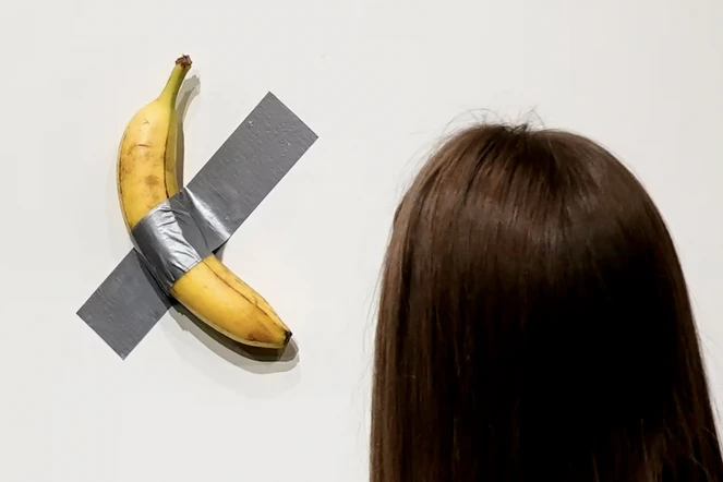 «Comedian», la banane adhésive de l’artiste italien Maurizio Cattelan, lors d’une présentation à la presse chez Sotheby’s à New York, le 25 octobre 2024.