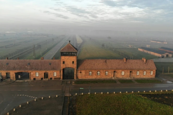 Vue de l'entrée ferroviaire du camp d'extermination Auschwitz-Birkenau en décembre 2019 à Oswiecim, en Pologne