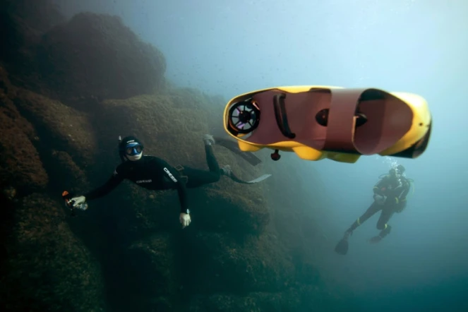 Le plongeur français Guillame Nery utilise le drone sous-marin "iBubble", à Nice, le 21 décembre 2017