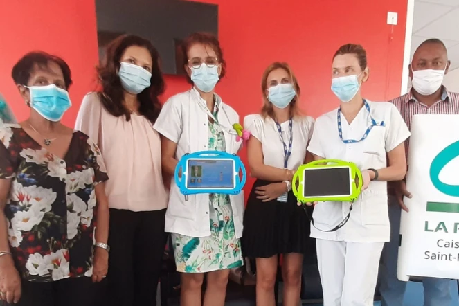  CHU de La Réunion don de tablettes par l'association les P'tits doudous de La Réunion au profit des enfants devant subir une opération