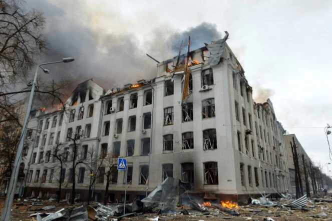 Le bâtiment du département Economie de l'Université nationale Karazin en feu à Kharkiv, deuxième ville d'Ukraine, après un bombardement russe, le 2 mars 2022