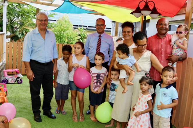 Cyrille Melchior et Maurice Gironcel avec les enfants et le personnel de la MAM