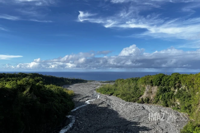 ciel bleu et nuages sur le pont de la rivière de l'est