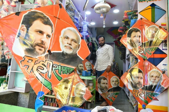 Un commerçant dans sa boutique à Bangalore, le 10 avril 2019, où il vend des cerfs-volants représentant les deux grands rivaux des élections en Inde, le Premier ministre Narendra Modi et et le leader du parti du Congrès Rahul Gandhi.