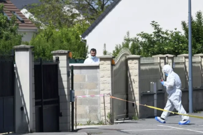 La police scientifique à l'entrée de la maison où ont été retrouvés morts un femme et ses deux enfants, le 25 mai 2023 à Dreux, en Eure-et-Loir ( AFP / JEAN-FRANCOIS MONIER )