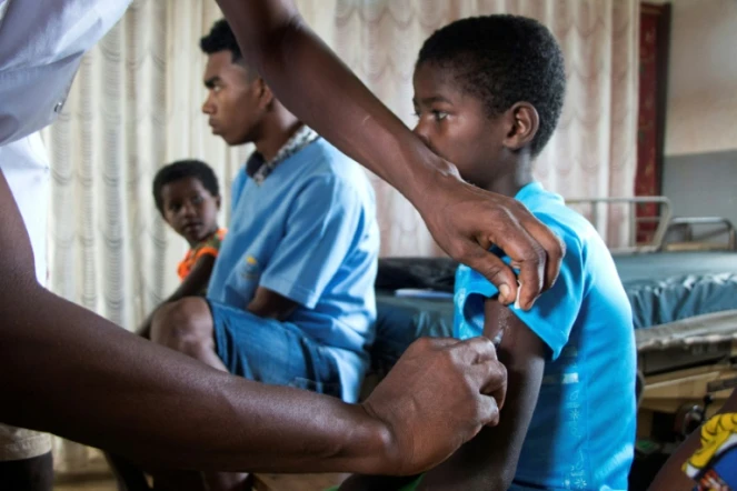 Un enfant est vacciné contre la rougeole dans un centre de soins dans le village d'Anivorano, à Madagascar, le 27 février 2019