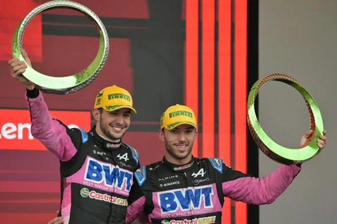 Les pilotes français d'Alpine Esteban Ocon (g.) et Pierre Gasly célèbrent sur le podium leurs deuxième et troisième places respectives lors du Grand Prix de Formule 1 de Sao Paulo, sur le circuit d'Interlagos, à Sao Paulo, le 3 novembre 2024