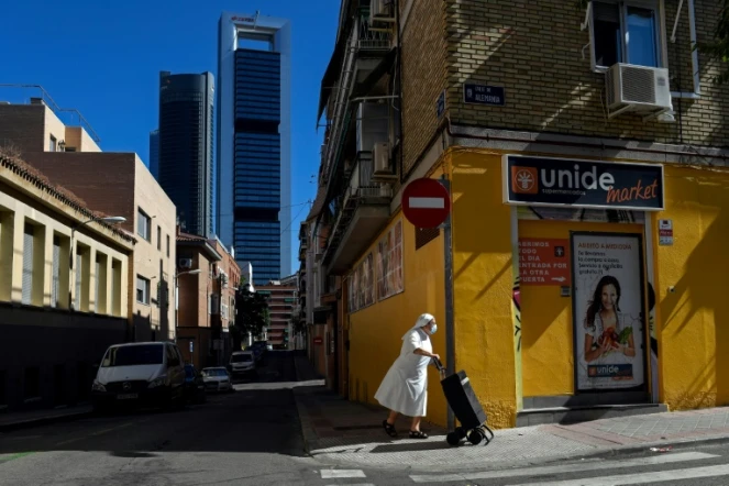 Une religieuse masquée marche dans une rue de Madrid, le 19 août 2020. 