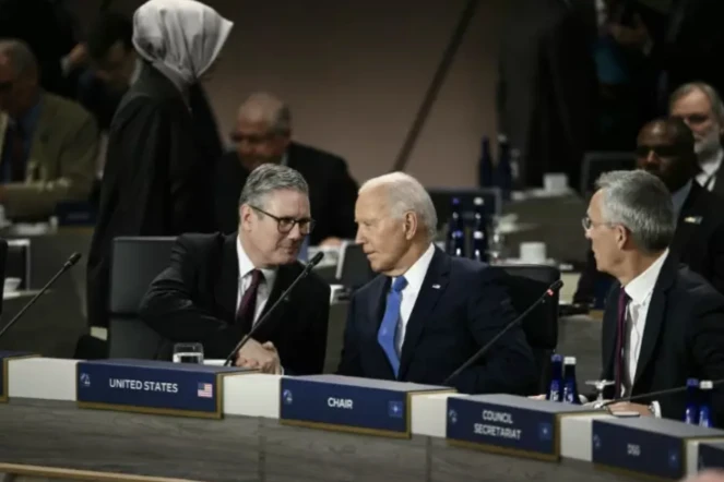 Le président américain Joe Biden (centre) parle avec le Premier ministre britannique Keir Starmer lors d'un sommet de l'Otan à Washington, le 11 juillet 2024 ( AFP / Brendan SMIALOWSKI )