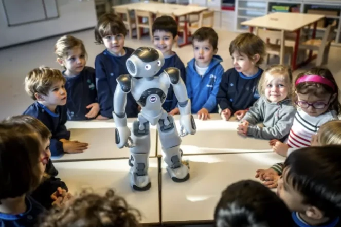 Des élèves de maternelle interagissent avec le robot éducatif et interactif Nao dans un établissement sur le campus universitaire de l'École polytechnique fédérale de Lausanne, en Suisse, le 23 février 2024 ( AFP / Fabrice COFFRINI )