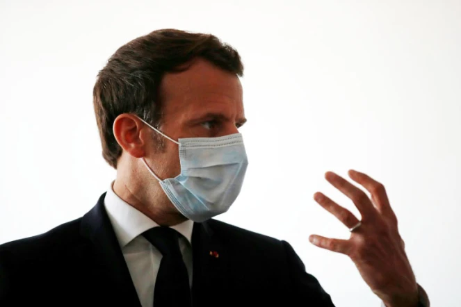 Emmanuel Macron s'entretient avec des agents de santé alors qu'il visite un centre médical à Pantin en Seine-Saint-Denis, le 7 avril 2020
