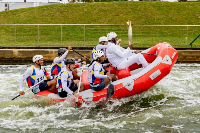 Spectacle de rafting pour le passage de la flamme olympique 