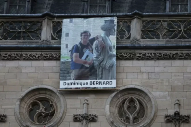Un portrait de l'enseignant Dominique Bernard, tué dans un attentat islamiste, accroché sur la façade de la mairie d'Arras, le 19 octobre 2023 dans le Pas-de-Calais ( AFP / FRANCOIS LO PRESTI )