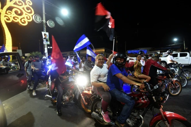 Des supporters du président Daniel Ortega fêtent le résultat des élections présidentielles, le 7 novembre 2016 à Managua, au Nicaragua