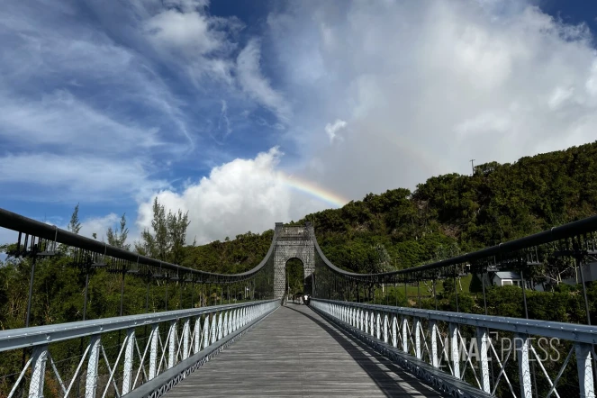ciel bleu et nuages sur le pont de la rivière de l'est