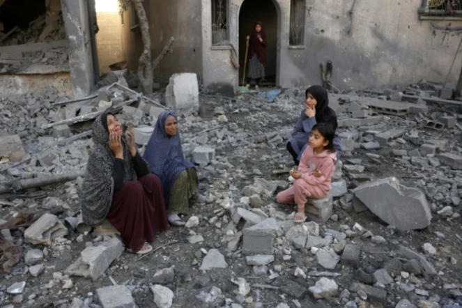 Des Palestiniennes sont assises sur le site d’une frappe israélienne à Jabalia, dans le centre de la bande de Gaza, le 30 mai 2025, sur fond de guerre entre Israël et le mouvement islamiste palestinien Hamas ( AFP / Bashar TALEB )