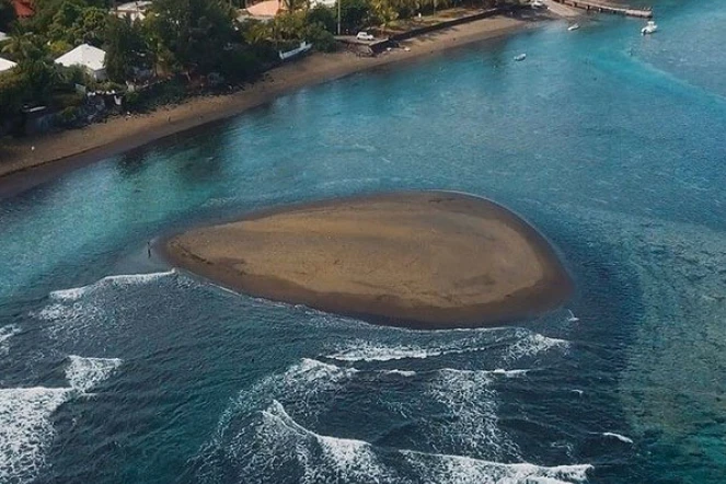 Un îlot éphémère à l'Etang-Salé-les-Bains 