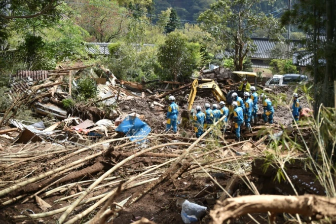 Des équipes de secours recherchent des victimes d'un tremblement de terre, le 17 avril 2016 à Minami-Aso, dans la régino de Kumamoto, au Japon